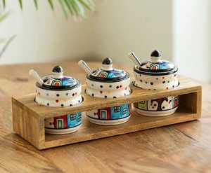 Juego de tarros de chutney y pepinillos de cerámica pintados a mano The Hut con cucharas y soporte de madera Juego no hermético de 3 ollas de condimentos de cerámica - Product Image 2