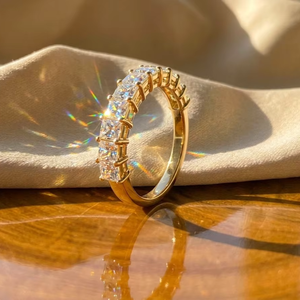 Anillo de compromiso y aniversario con diamante de laboratorio de corte princesa de 1.20 ct, banda de eternidad con engaste de puntas, de oro macizo de 14K blanco/amarillo para - Product Image 2