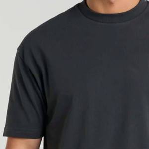 เสื้อยืดคอกลมแขนสั้นสีเทาเข้มสำหรับผู้ชาย ทรงพอดีตัว สไตล์ลำลอง - Product Image 2