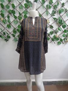 Tunique imprimée numérique de qualité supérieure Kurti avec des motifs artistiques uniques conçus pour les femmes modernes disponibles au prix de gros - Product Image 2