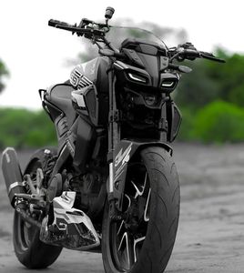 Encuentra una motocicleta similar a la Yamaha R3 V6, una moto deportiva sin escobillas para carreras en carretera, tipo Ninja, bicilíndrica, refrigerada por agua, de 250cc y 400cc. - Product Image 1