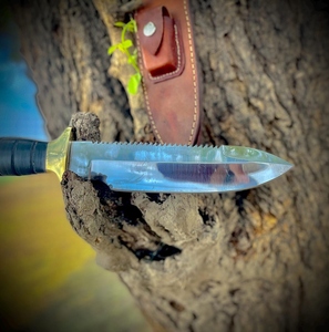 Couteau de camping artisanal en acier à haute teneur en carbone 1095, lame partiellement dentelée, manche en cuir noir empilé, multifonction, durable - Product Image 2