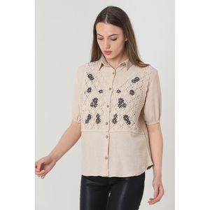 Blusa Elegante de Lino Brocado Color Taupe con Mangas Medias y Delicados Detalles de Encaje para Mujer, Marca Topshow - Venta al por Mayor, Tallas S-XL - Product Image 1