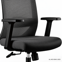 Chaise de bureau moderne noire à dossier en maille avec siège rembourré et accoudoirs en T sur base à cinq étoiles pour les espaces de travail des employés