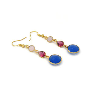 Boucles d'oreilles pendantes bohèmes faites à la main avec fleurs et pierres précieuses multiples |   Calcaïdonie rose, calcaïdonie bleu encre fuchsia |   Plaqué or 18 carats - Product Image 5