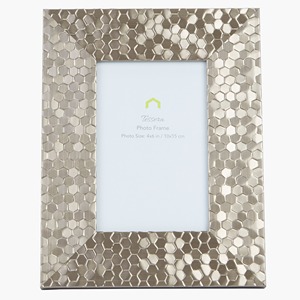 Impresionante marco de fotos metálico dorado diseñado para agregar encanto opulento y sofisticación elegante a cualquier espacio - Product Image 5