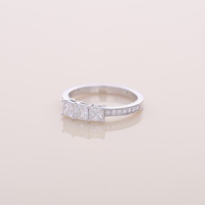 Bague de fiançailles et de mariage en diamant taille princesse certifiée IGI, trois pierres, avec bande pavée en or blanc/rose/jaune 14 carats - Product Image 2