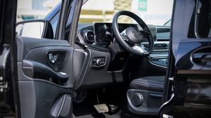 รถตู้เบนซ์ V300 Extra Long ปี 2025 สีดำ เครื่องยนต์ 2.0L ขับเคลื่อนล้อหลัง 8 ที่นั่ง เกียร์ออโต้ เบาะหนัง สภาพดี ใช้งานน้อย ราคาคุ้มค่า พร้อมส่ง - Product Image 3