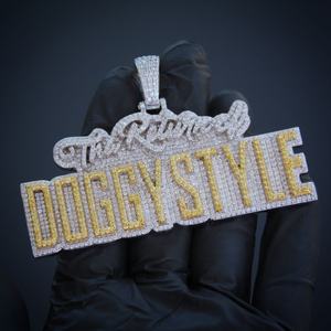 Colgante de corona con letra de diamante helado personalizable de 4 pulgadas Acabado en oro amarillo de 14K Estilo hip hop con moissanita y chapado en oro - Product Image 2