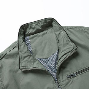 เสื้อแจ็คเก็ตกันลมกันน้ำแบบมีซิปเต็มตัวสำหรับผู้ชาย น้ำหนักเบา คอตั้ง ผ้า softshell  พร้อมโลโก้ด้านหน้า สไตล์วินเทจ - Product Image 6