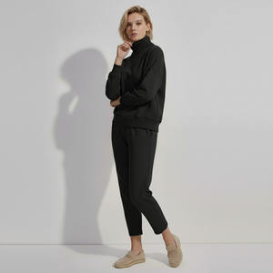 Conjunto de sudadera y Jogger de cuello alto personalizado para mujer - Product Image 2