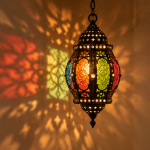 Lanterne suspendue marocaine artisanale Farida Hookahs, lampe à suspension vintage en métal, verre coloré multicolore, finition laiton doré/gris - Product Image 1