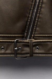 แจ็กเก็ตหนัง PU เทียมสั้นแบบลำลองสำหรับผู้หญิงเสื้อคลุมมอเตอร์ไซค์แนวสตรีทระบายอากาศได้ดีมีปกและซิปดีไซน์แบบถักย้อมสีธรรมดา - Product Image 3