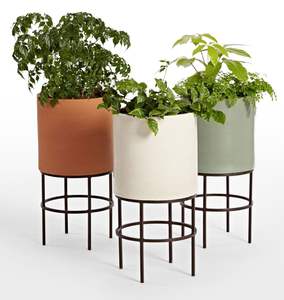 Pots de fleurs et jardinières en métal faits à la main sur mesure avec finition dorée brillante vintage pour une utilisation en plein air dans le jardin. - Product Image 6