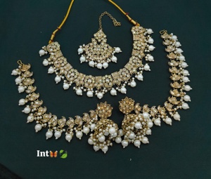 Ensemble de bijoux élégants pour mariage indien, orné de pierres CZ et de perles, collier, boucles d'oreilles, chaîne de cheveux et mangtika - Product Image 4