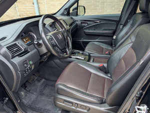 Used 2024 Mid-Size SUV Automatic Transmission Premium Interior Leather Seats <b>Panoramic</b> Sunroof 360 Rear <b>Camera</b> Utility Cargo - Product Image 2