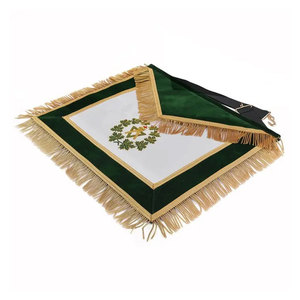 Tablier maçonnique vert fait main avec broderie de croix centrale blanche, franges dorées, forme rectangulaire, accessoire artisanal textile - Product Image 3