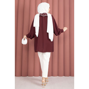 ชุดฮิญาบสีแดงเบอร์กันดีแบบเรียบง่ายพร้อมปกปักลาย - Product Image 5