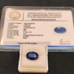 พลอยไคยาไนต์สีน้ำเงินธรรมชาติทรงรีขนาดกลาง สำหรับบำบัดจักระกระดูกคอ พลังการสื่อสาร และการจัดเรียงพลังงาน มีจำหน่ายแล้ว - Product Image 4