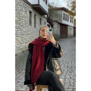 ผ้าคลุมไหล่ถักนิตติ้งเนื้อนุ่มสีเบอร์กันดี 100% อะคริลิก พร้อมพู่ตกแต่ง - Product Image 3