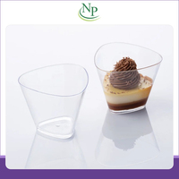 Revendeur d'origine indienne de gobelets jetables en plastique PS de qualité alimentaire, forme triangulaire, capacité de 60 ml, pour desserts individuels.