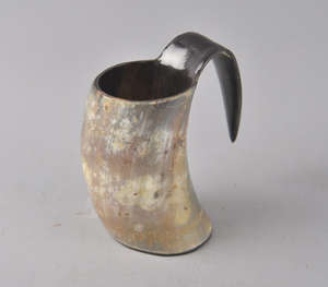 Authentique Corne à boire Viking en bois naturel artisanal avec une poignée incurvée vers l'extérieur unique Style nordique traditionnel Poli - Product Image 2