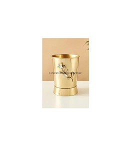 Cubo de basura de metal resistente de primera calidad con un diseño espacioso para una gestión eficiente de residuos en hogares u oficinas - Product Image 1