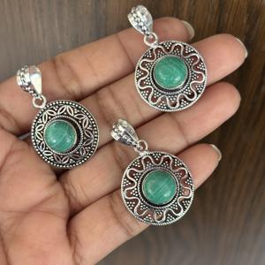 Lot en gros de colliers tendance en malachite plaqués argent, style bohème, formes rondes, pendentifs et breloques de mode - Product Image 1