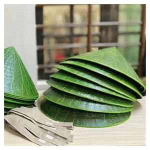 Chapeau conique fait à la main en feuilles de palmier avec des nervures en bambou pour accessoires photo et vente de souvenirs d'origine vietnamienne - Product Image 5