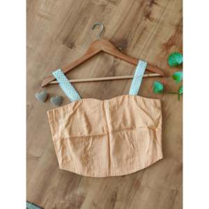 เสื้อครอปผ้าเครปลายแอมเบอร์สไตรป์ - Product Image 2