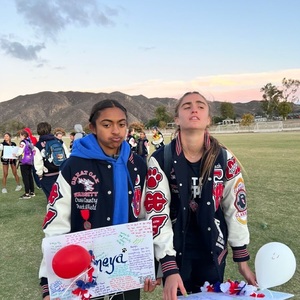 Chaqueta universitaria de lana para mujer con logotipo personalizado OEM con parche de letras de calle bordado de chenilla color negro para la temporada de invierno - Product Image 4