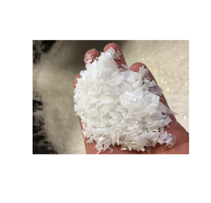 Flocons de PEHD (polyéthylène haute densité) issus de bouteilles de lait à vendre à bas prix, parfaits pour le recyclage des déchets plastiques, qualité de moulage pour l'industrie. - Product Image 1