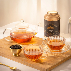 Tetera de vidrio transparente con Infusor de hojas sueltas y dos tazas de té acanaladas a juego-Juego de elaboración de té moderno con un carrito de té de latón - Product Image 1