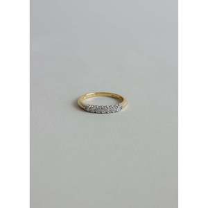 Bague vintage à sept diamants, design élégant pour une allure raffinée - Product Image 1