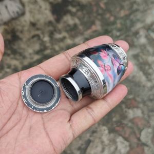 Urne de crémation pour adultes en laiton de Style américain élégant Urne funéraire commémorative pour cendres Urne en métal pour restes incinérés - Product Image 3