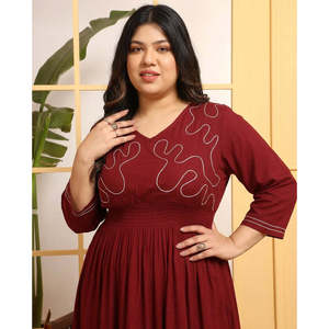 Deebaco Robe trapèze bordeaux grande taille pour femme avec broderie blanche, col en V, manches 3/4, longueur cheville, robe d'été décontractée - Product Image 2