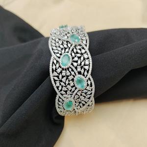 Pulsera de moda de circón con estilo radiante con tono plateado brillante para niñas Diseño brillante de moda para mujeres Ropa de fiesta - Product Image 1