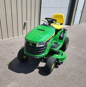 Tondeuse à gazon électrique industrielle John Deere X758 4x4 pour usage professionnel - Product Image 1
