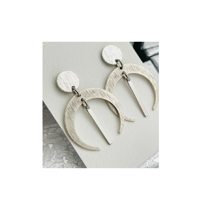 Boucles d'oreilles en laiton texturées petites, style Caroline du Nord 1920, élégantes et abordables, bijoux en métal perlé, disponibles en ligne - Product Image 3