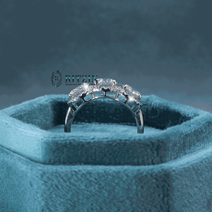 Moissanite Bague de fiançailles/anniversaire 1Ct Blanc Rond Brillant Forme Réel 925 Sterling Silver 3 Stone Style Pour les Femmes - Product Image 4