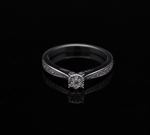 Bague classique en or massif 14 carats avec diamant CVD cultivé en laboratoire plaqué rhodium certifié IGI, diamants latéraux centraux pour femme - Product Image 4
