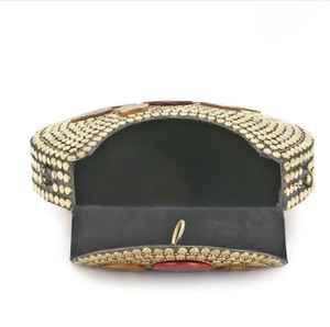 Bolso de mano de Metal de aspecto clásico para mujer, monedero con tachuelas doradas y diseño de correas de cadena, bolso de mano multifuncional para mujer - Product Image 4