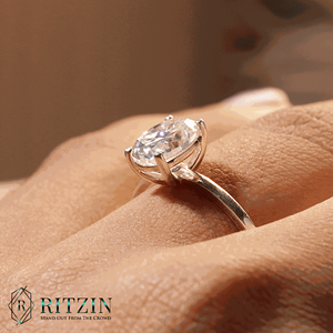 Bague de fiançailles solitaire en moissanite de laboratoire taille ovale avec sertissage à griffes, style charmant pour femme - Product Image 5