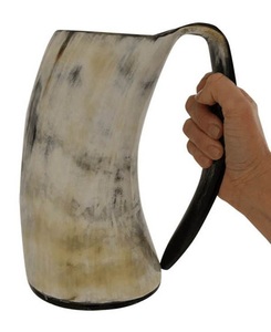 Taza de cuerno para beber de vikingos grande hecha a mano con técnica pulida, estilo Animal Original, toque náutico con base de madera - Product Image 2