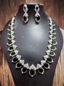 Collier et boucles d'oreilles en pierre de forme goutte d'eau émeraude royale de designer, fournis directement par l'usine, disponibles au meilleur prix pour les mariages - Product Image 3