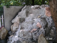 KNT Creations Grande Fontaine d'Angle en Pierre Texturée Effet Cascade, Faite à la Main en Fibre de Verre, Résistante aux Intempéries, Ornements de Jardin en Granit