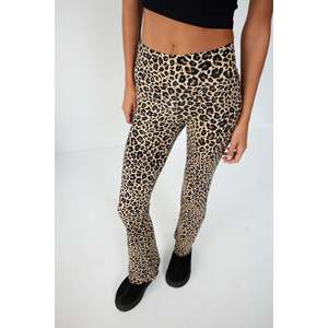 Pantalones con estampado de leopardo y cintura elástica - Product Image 4
