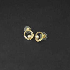 Kriaa Boucles d'oreilles en perles plaquées or 1310137 Bijoux en perles élégants pour femmes - Product Image 1