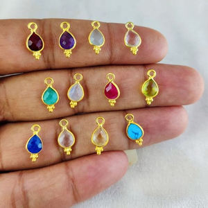 Esmeralda Piedra preciosa Pequeña Forma de pera Colgante Fancy Bisel Set Oro Vermeil Charms Colgante Proveedor al por mayor - Product Image 2