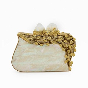 Dompet resin buatan kustom dengan pola yang kompleks termasuk casing kuningan ideal untuk dijual kembali oleh tas dan toko aksesori mode